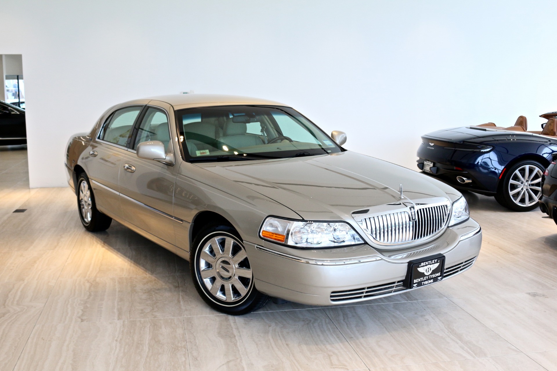 Used 2009 Lincoln Town Car Signature Limited | Vienna, VA