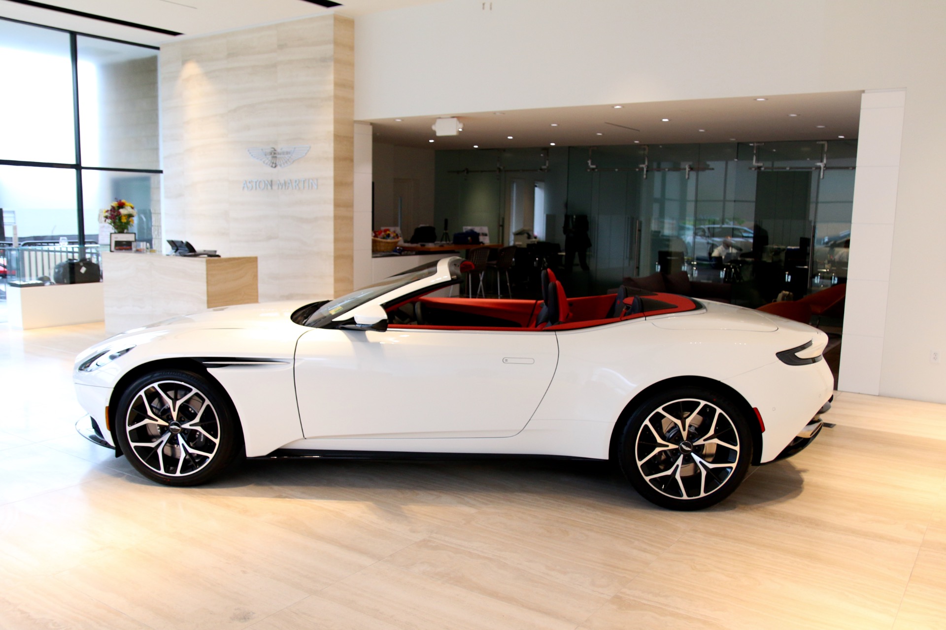 Aston Martin db11 кабриолет