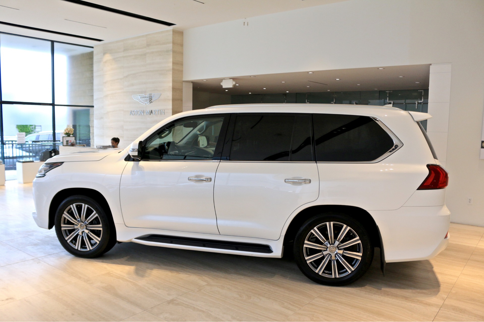 Lexus 570 Р±РµР»С‹Р№ 2010