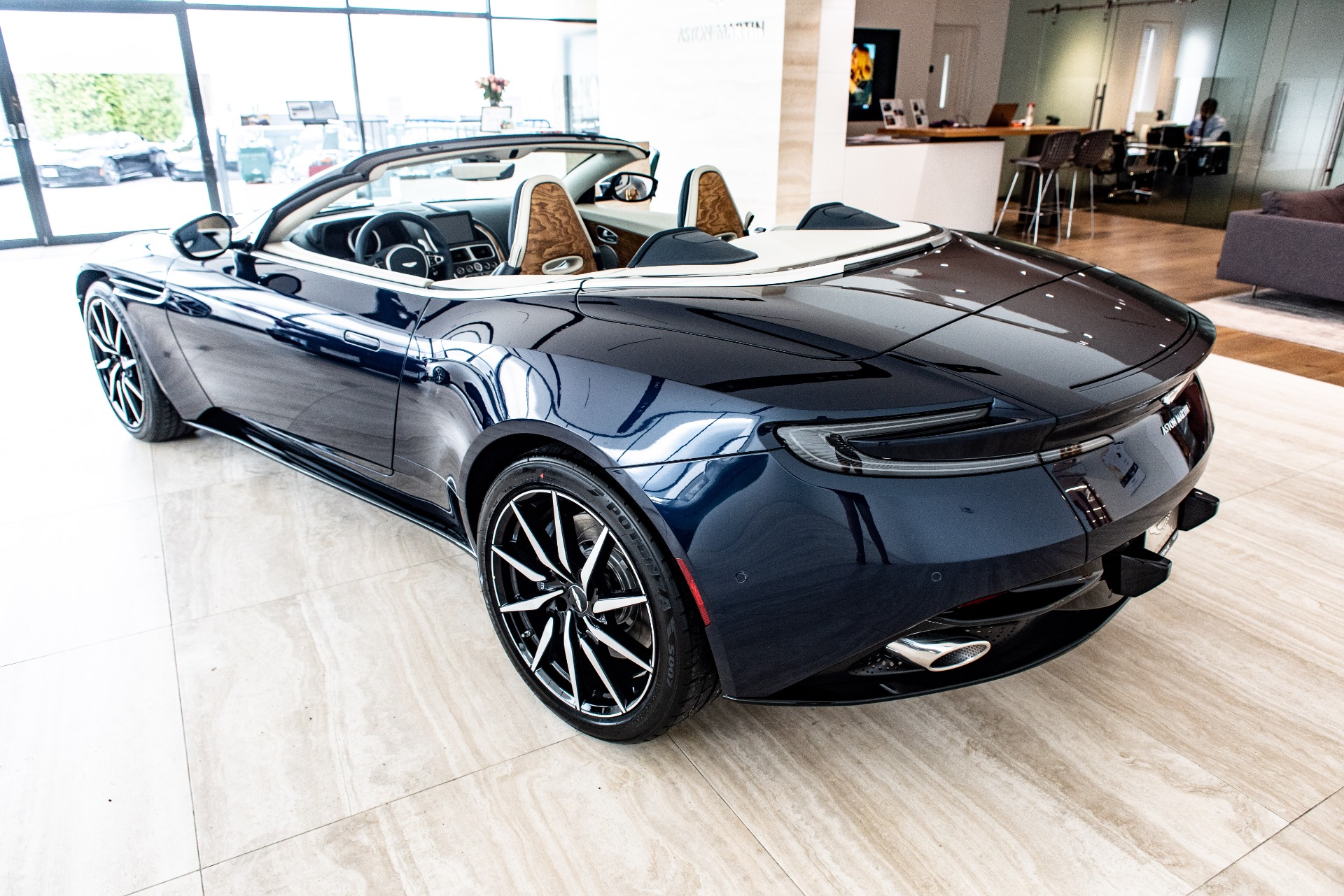 Aston Martin db11 volante