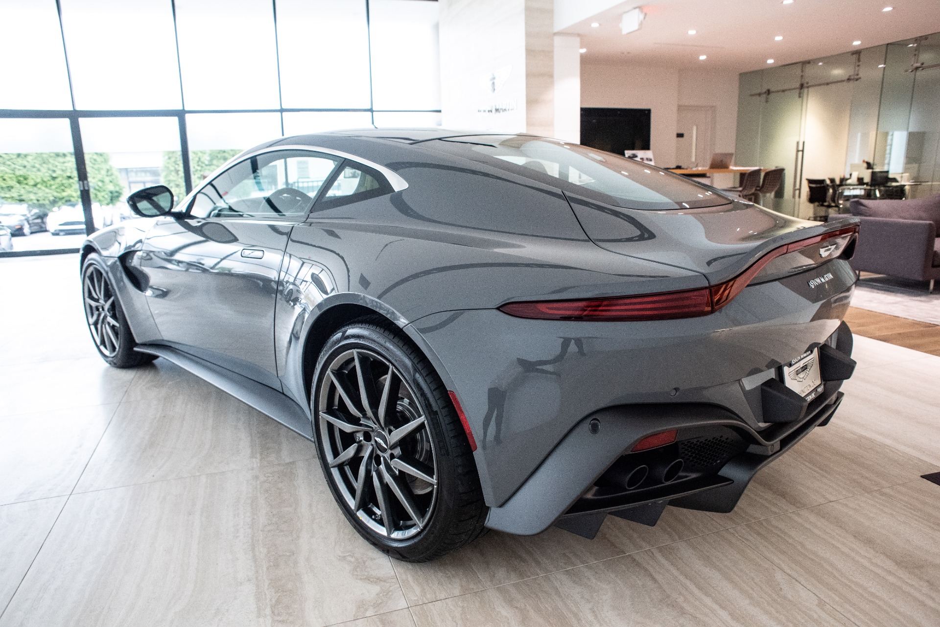 Aston Martin Vantage оранжевый