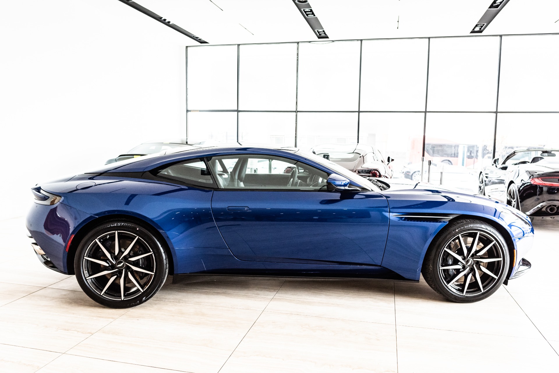 Астон Мартин db11 2019