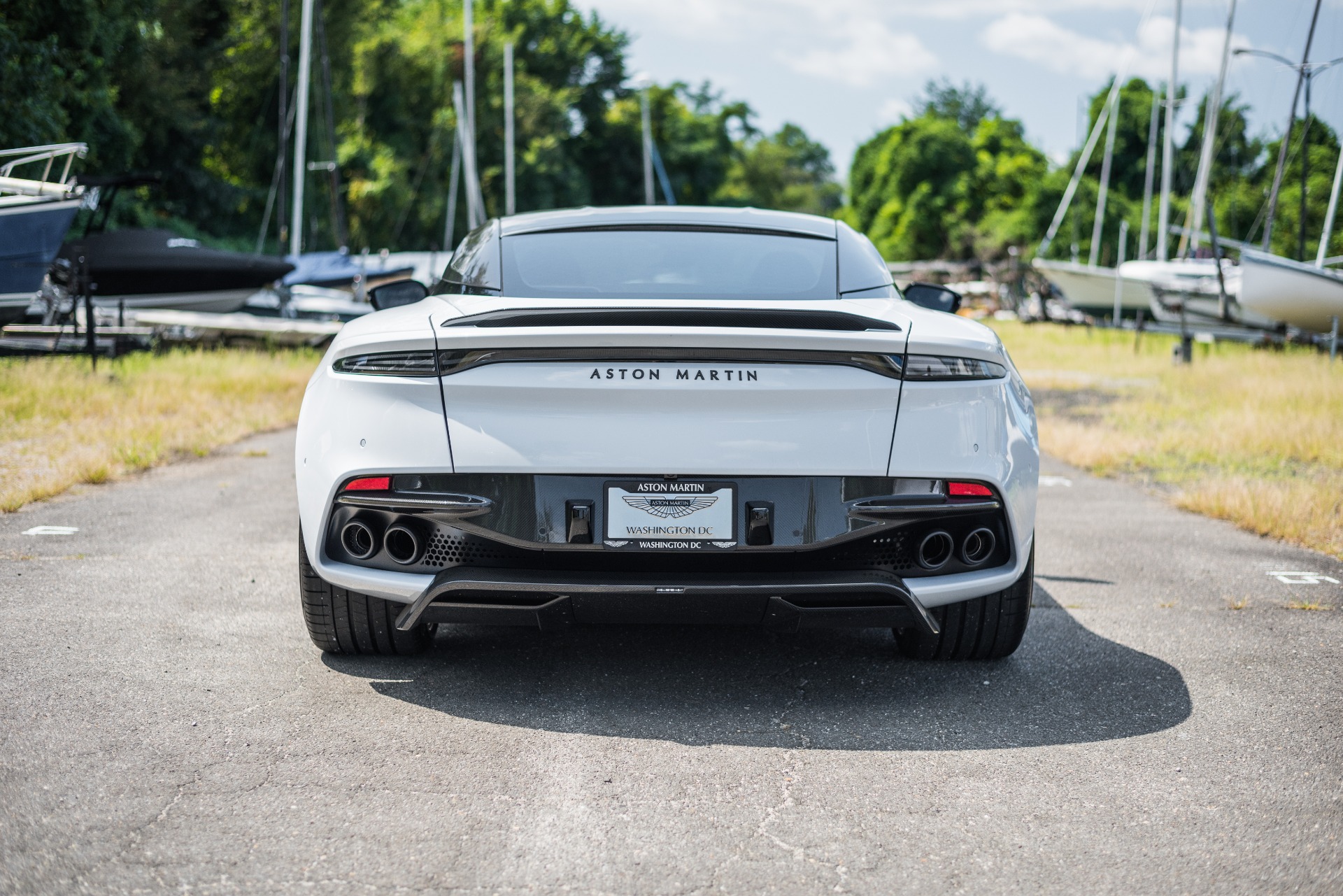 Aston Martin DBS Superleggera салон