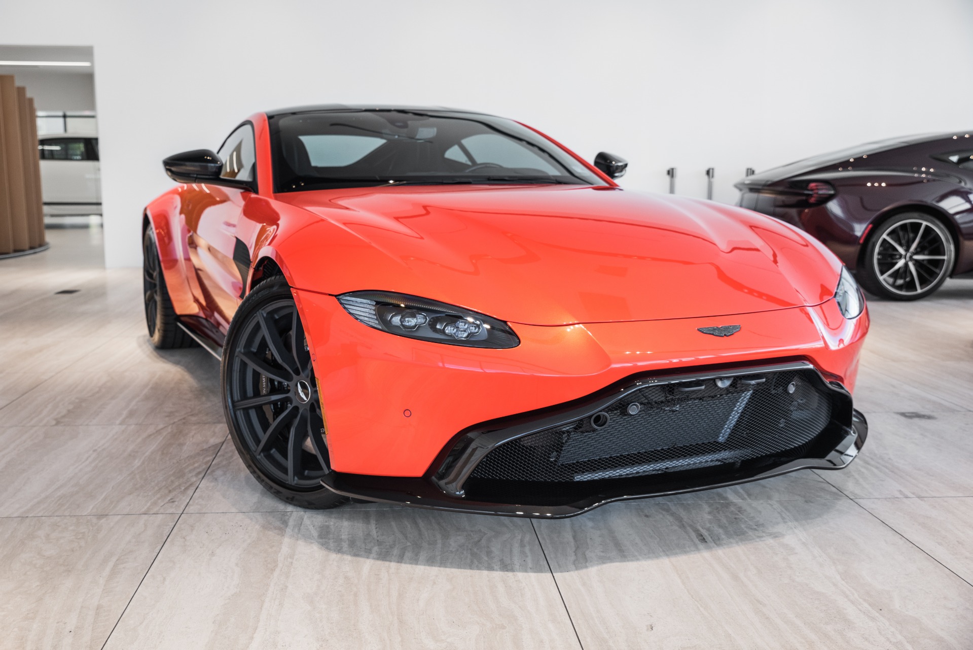 Aston Martin Vanquish оранжевый