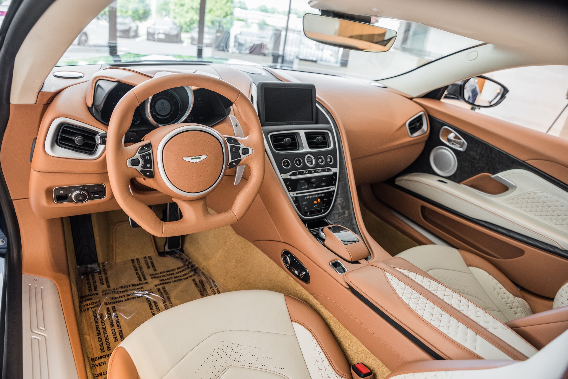 Aston Martin DBS Superleggera салон