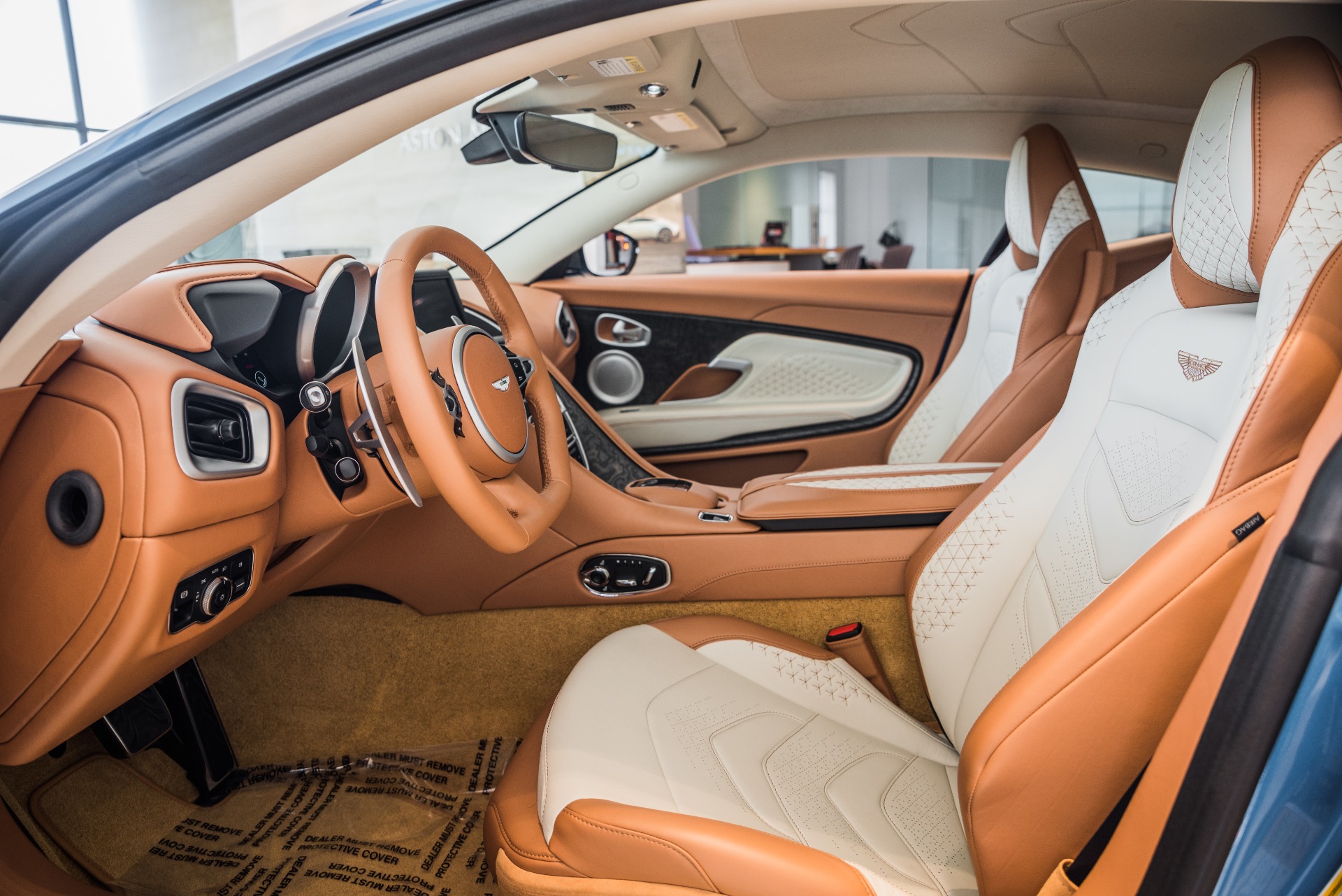 Aston Martin DBS Superleggera салон
