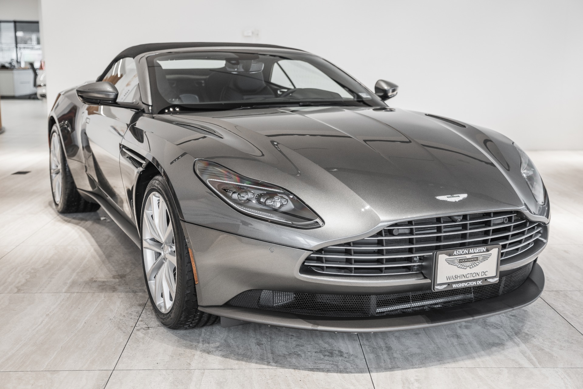 Aston Martin db11 volante