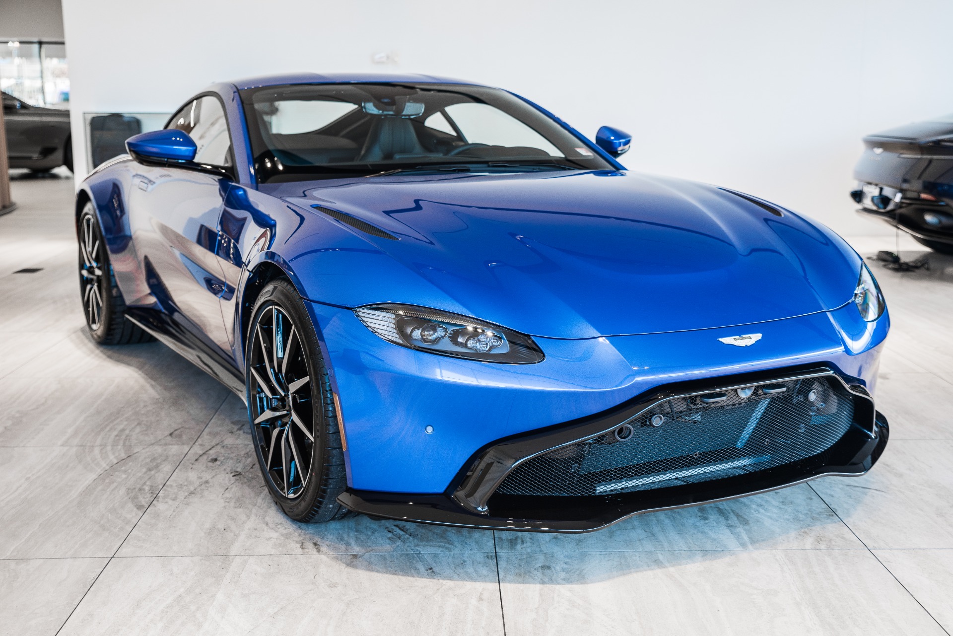 Aston Martin Vantage оранжевый
