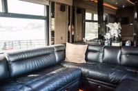 Used-2004-Amadas-Featherlite-MCI-E4500