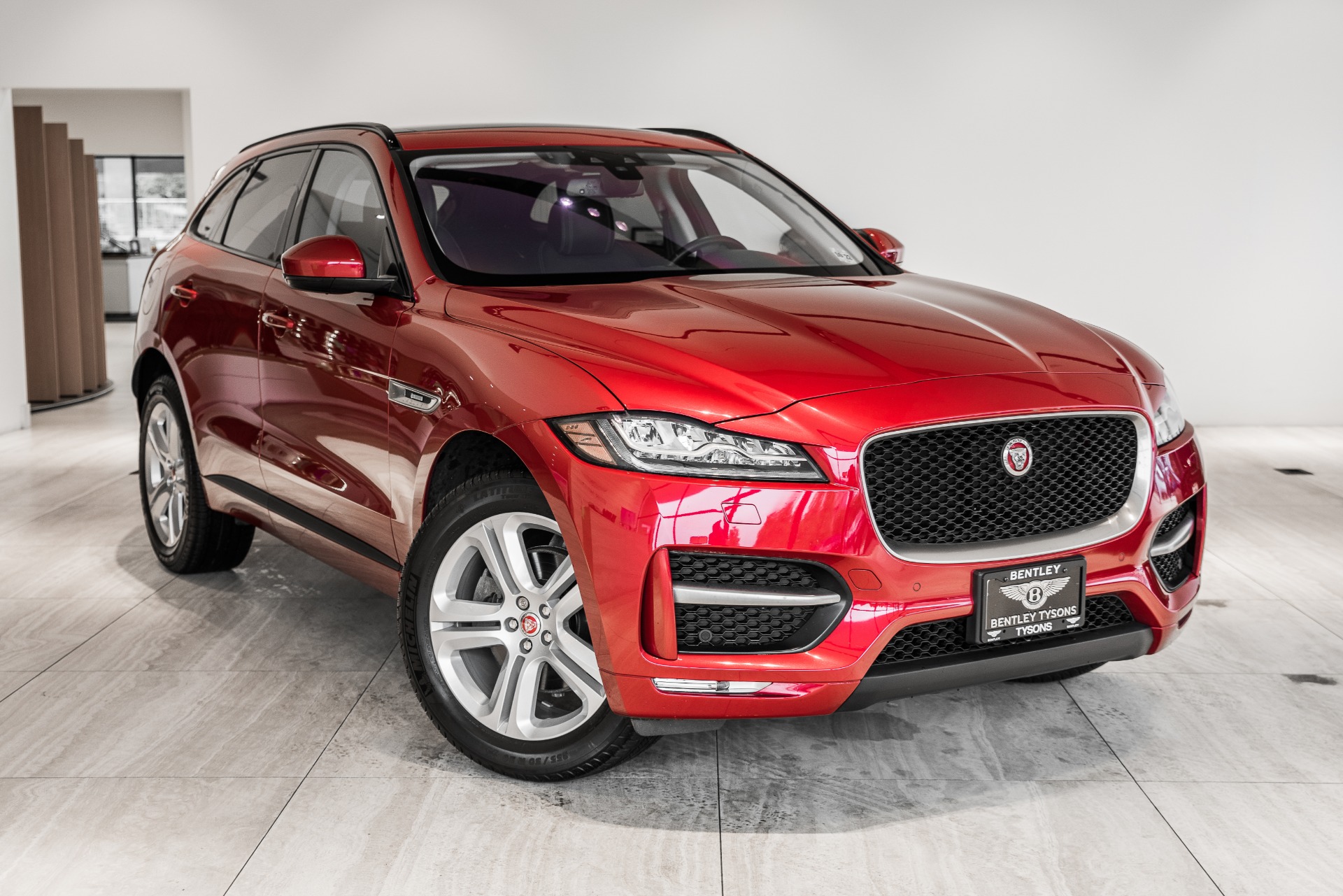 Jaguar f-pace svr. Jaguar f-pace 2018 ключи. Ягуар f pace 2018. Ягуар ф пейс 2018. Ягуар ф пайс 2018.