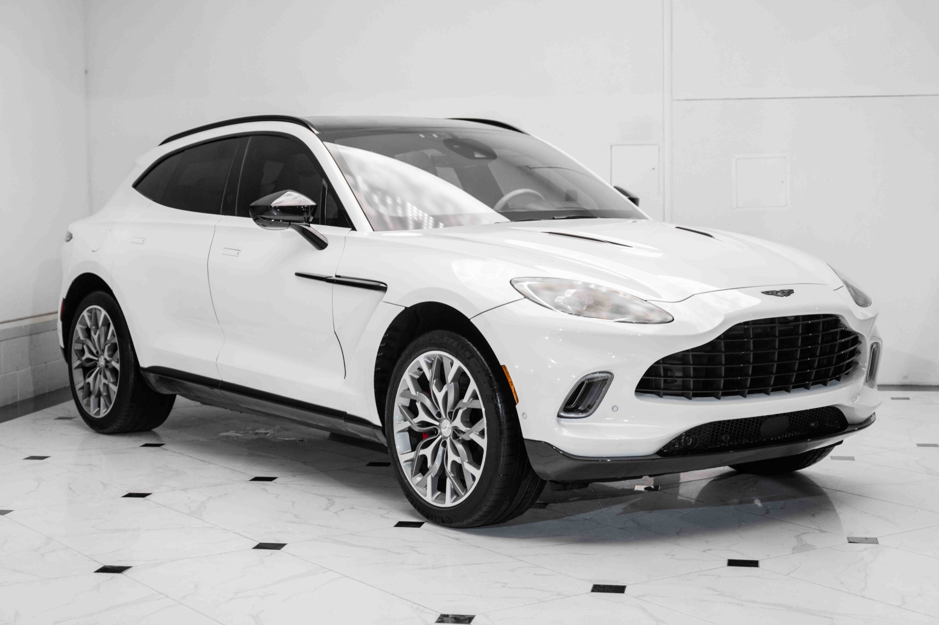 Aston Martin DBX セーフティカー 2021 アストンマーティン、初のF1用セーフティカー「ヴァンテージ」と