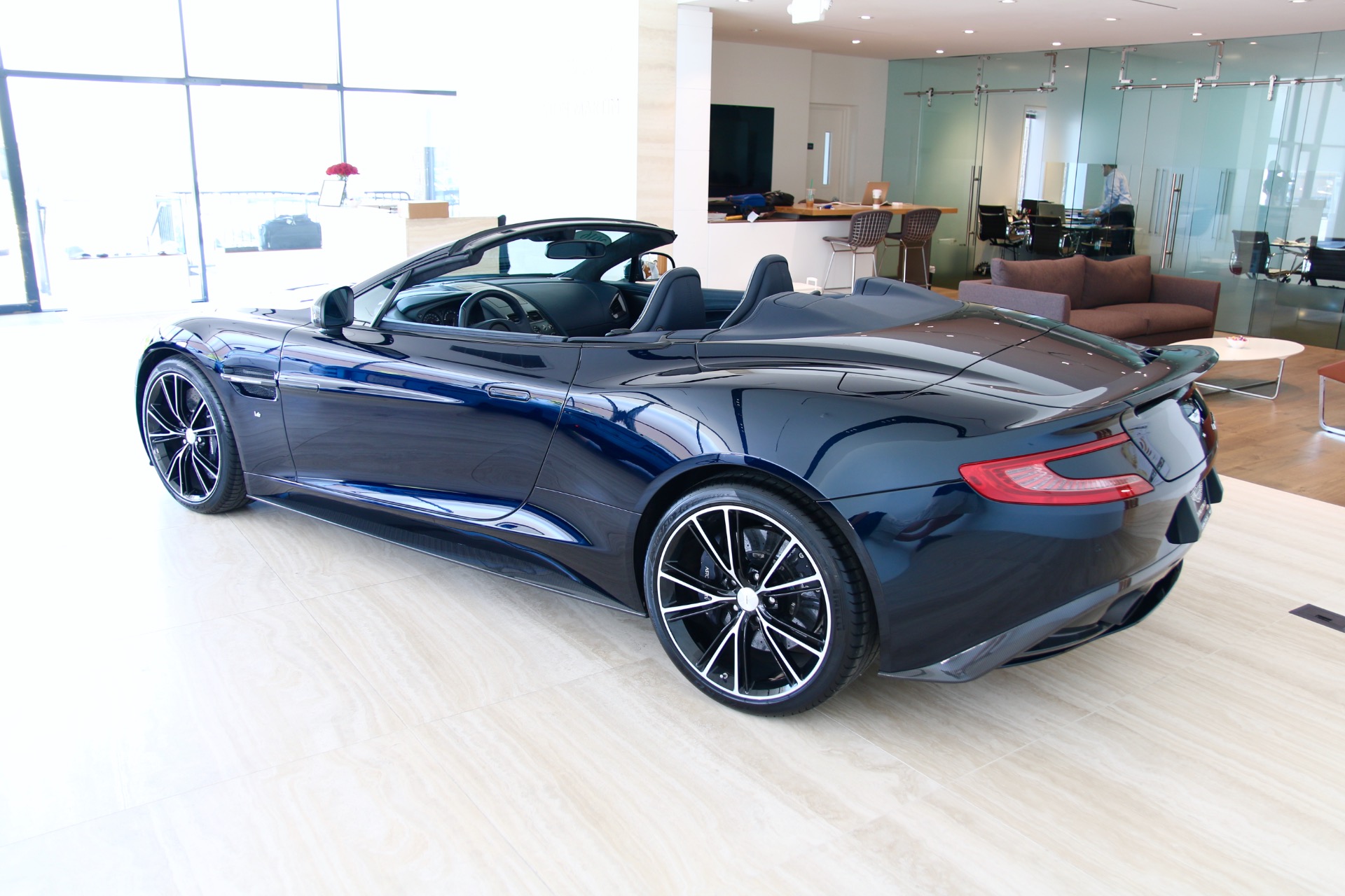 Aston Martin Vanquish кабриолет
